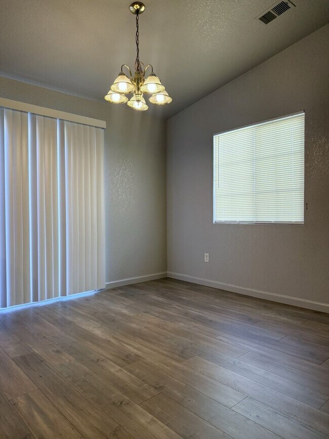 Foto del edificio - 4/2 with open floor plan Available NOW!!