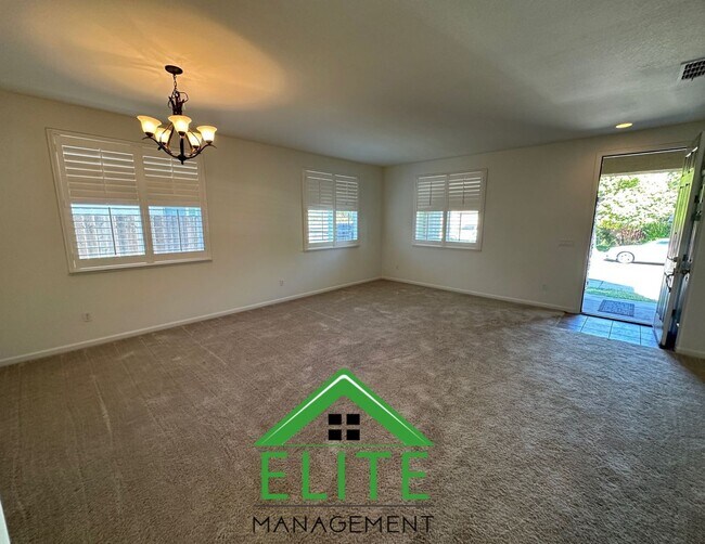 Building Photo - Beautiful 4-Bedroom Home in Desirable Nort...