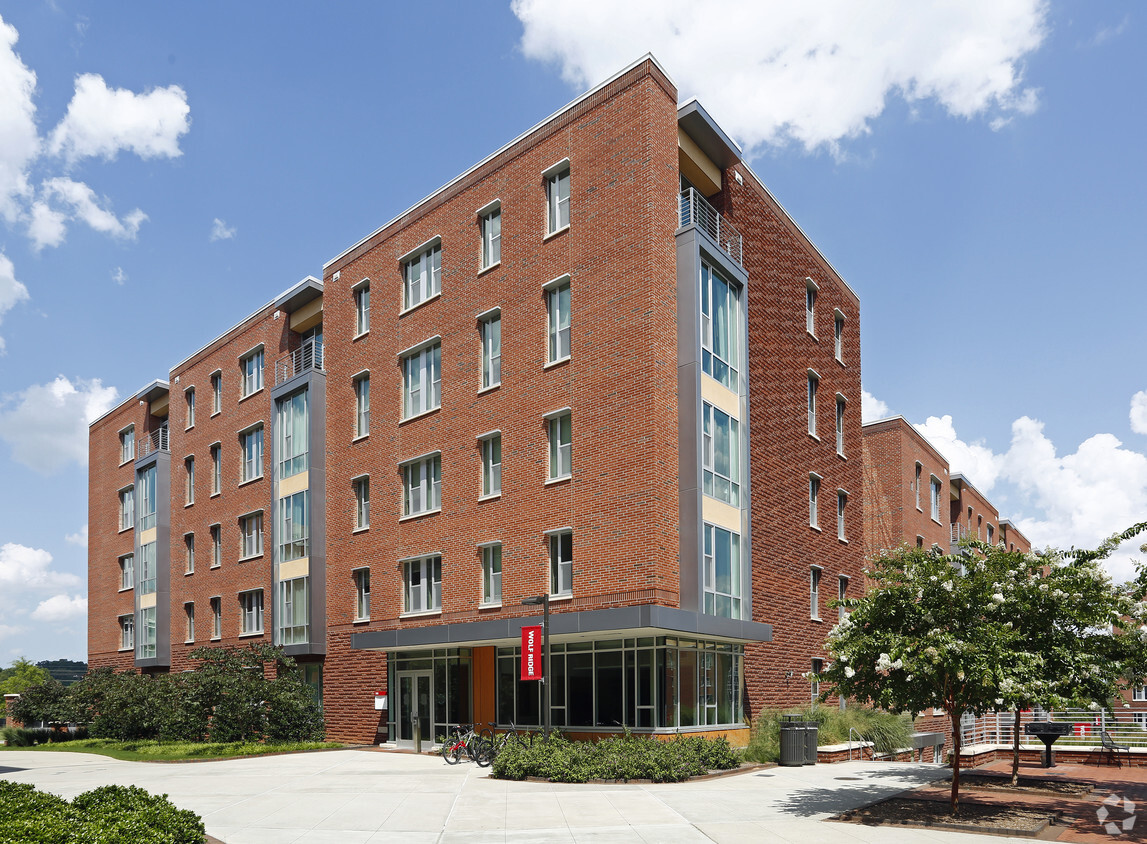 Foto principal - NC State University Wolf Ridge Apartments