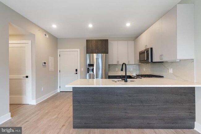 Building Photo - 408 N Front St