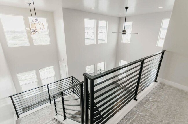 Building Photo - Spacious 3-Bedroom End-Unit Townhome in He...