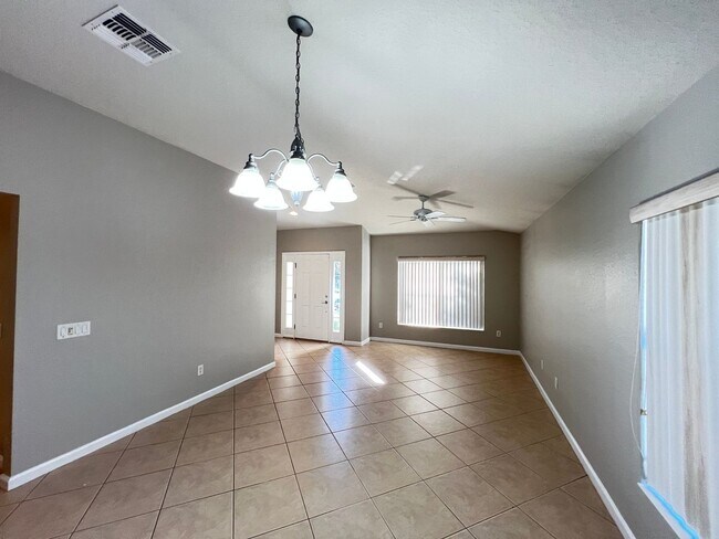 Foto del edificio - You’ve Found IT! Your Next Home! 4 Bedroom, 2 Bathroom in Ocala — $500 Off a Month’s Rent!!!