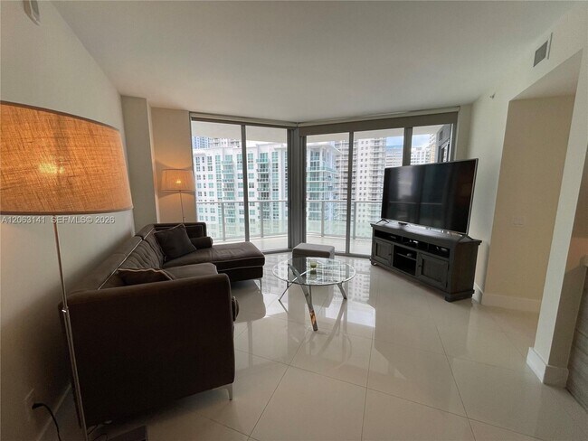 Foto del edificio - 1300 Brickell Bay Dr