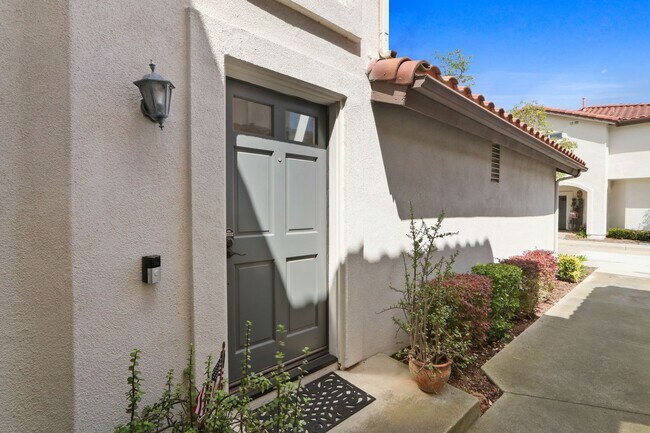 Foto del edificio - Beautiful Orange County Upstairs Condo! Must See!!