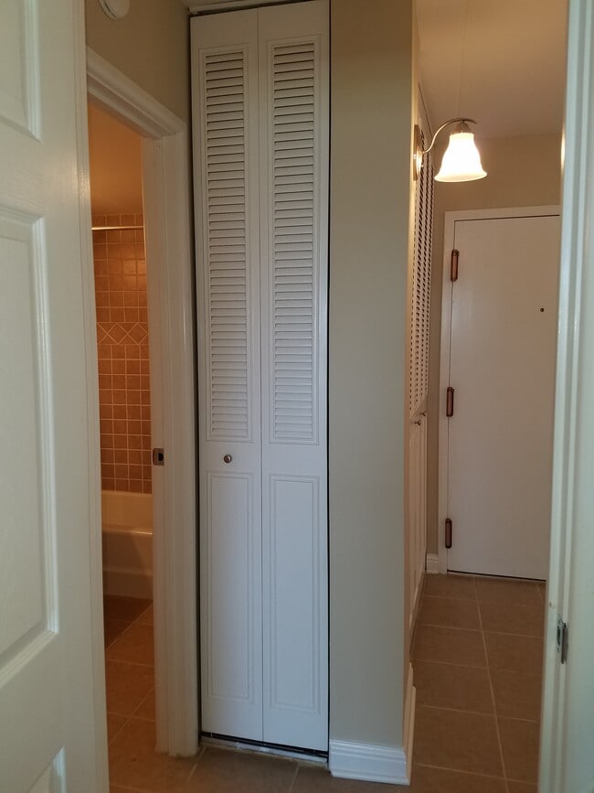 Building Photo - 580 Lawrence Ave