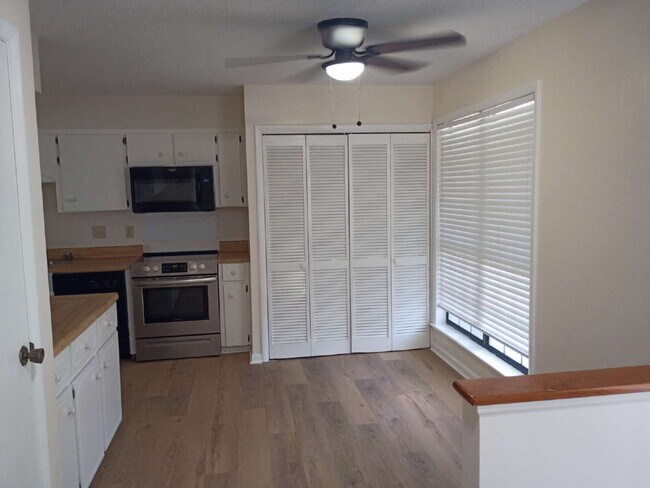 Building Photo - Townhouse for Rent