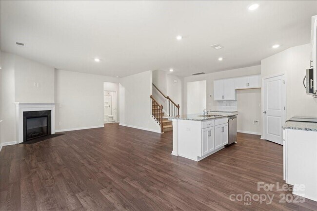 Foto del edificio - 221 Wildflower Dr