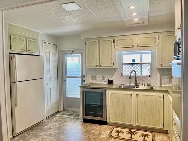 Building Photo - Near the beaches, Beautifully Furnished 2 ...