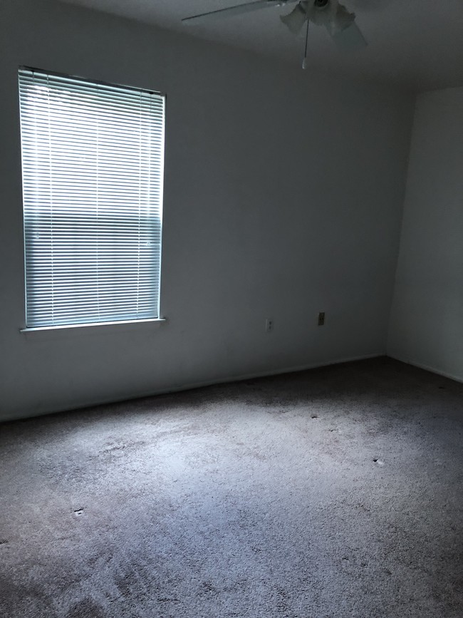 Building Photo - 15023 Cherrywood Dr