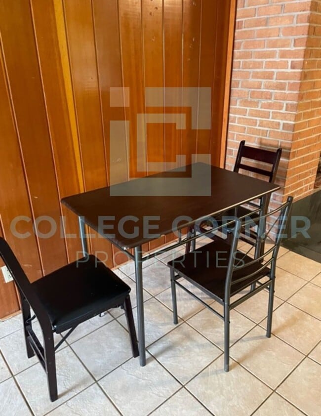 Building Photo - 830 Delmonte Dr NW