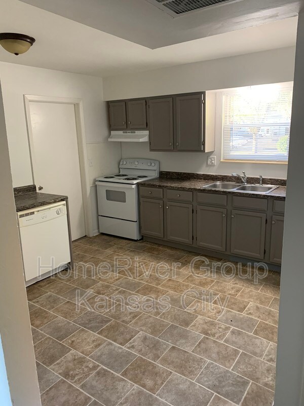 Building Photo - 906 NE 68th St
