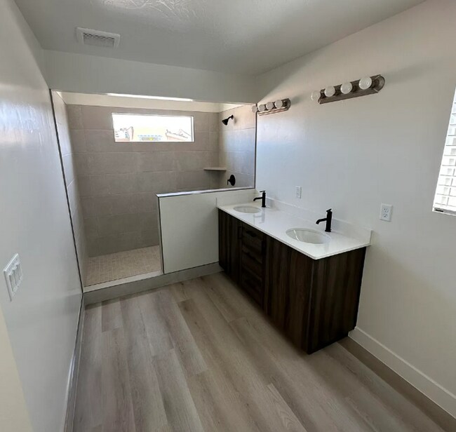 Foto del edificio - Beautiful, Modern 3 Bedroom Townhome!