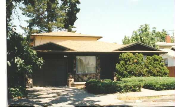 Building Photo - 910-912 Roosevelt Ave