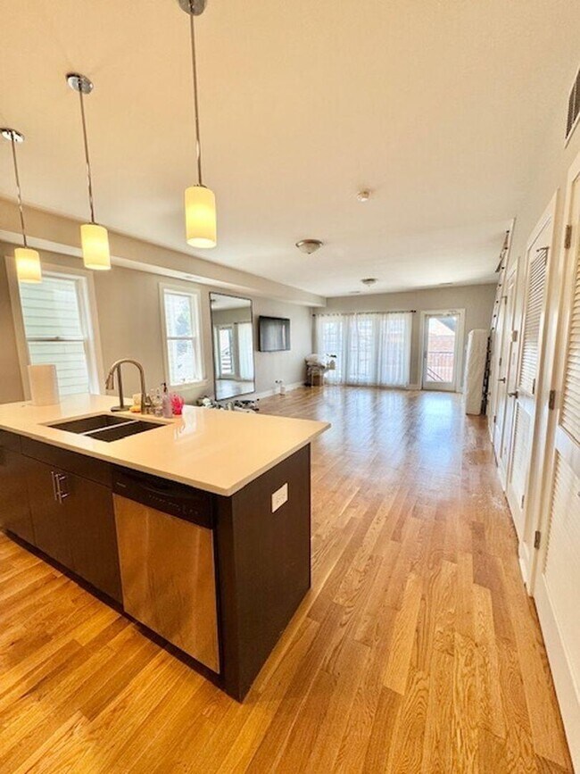 Foto del edificio - 3 bedroom in Chicago IL 60657