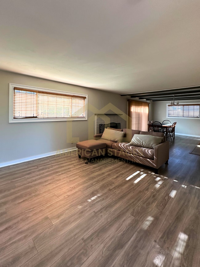 Building Photo - 300 S 2nd St