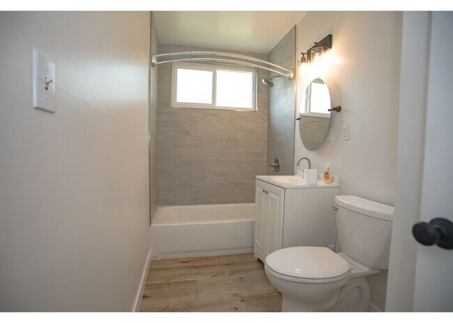 Foto del edificio - 496 W 48th St