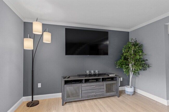 Foto del edificio - 2 Meadow Ln