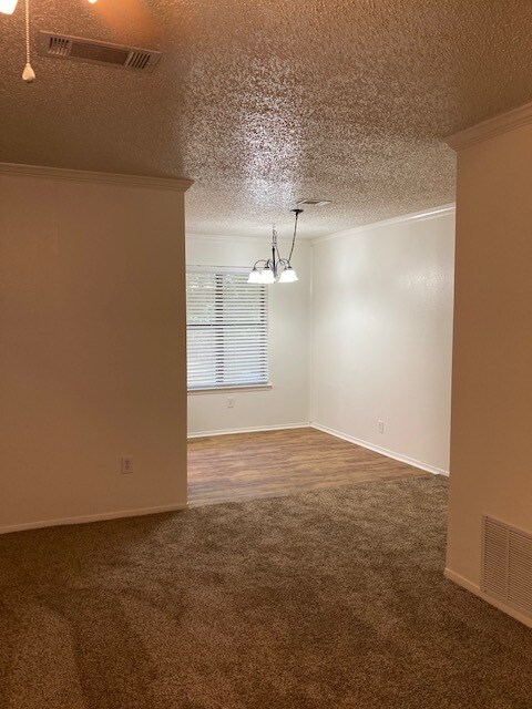 Dining area - 938 Jackson St N