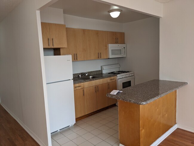 Cocina abierta con isla de desayuno - 270 Marin Blvd