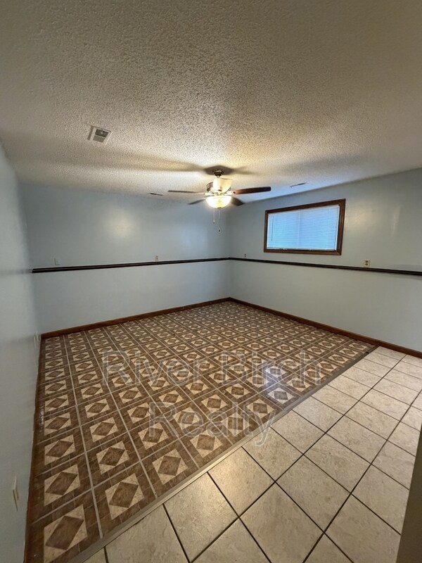 Building Photo - 425 W Lawrence Ave