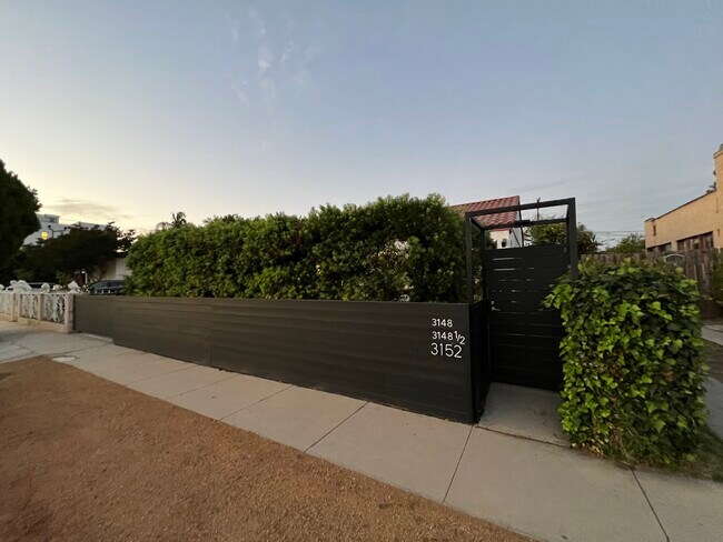 Side entry gate - 3152 Ivy St