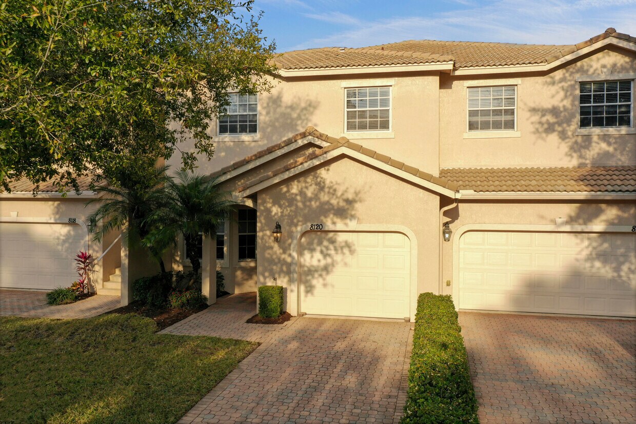 Foto principal - 8120 Carnoustie Pl