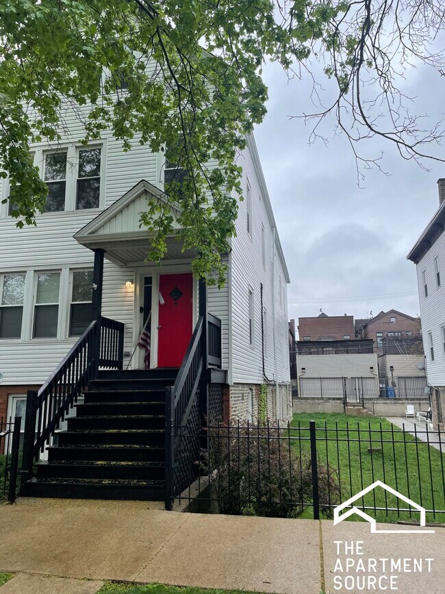 Building Photo - 2646 N Marshfield Ave