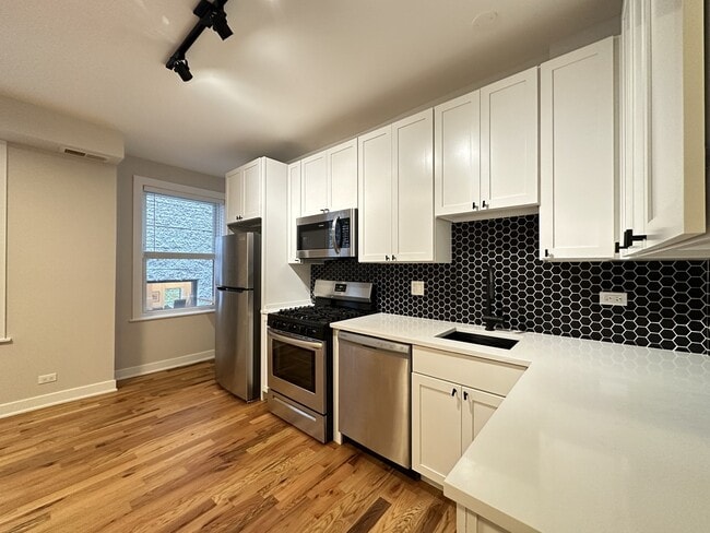 Building Photo - 643 W Wrightwood Ave
