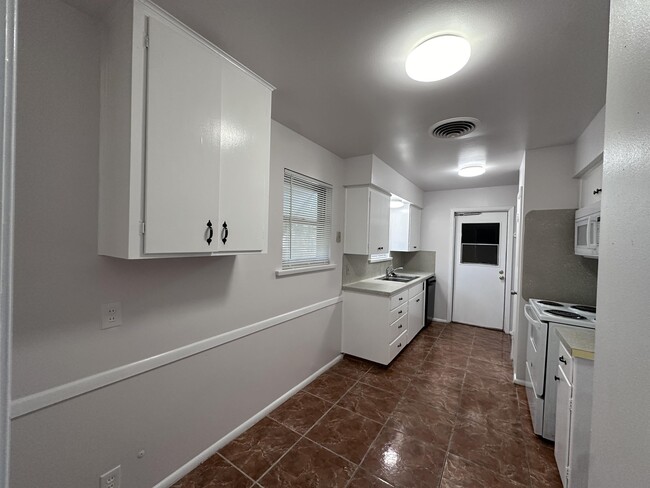 Building Photo - 4926 Calvin Dr