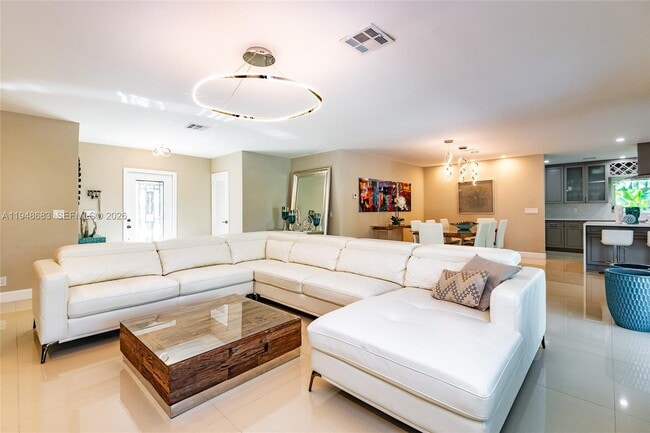 Foto del edificio - 709 Elm Tree Ln