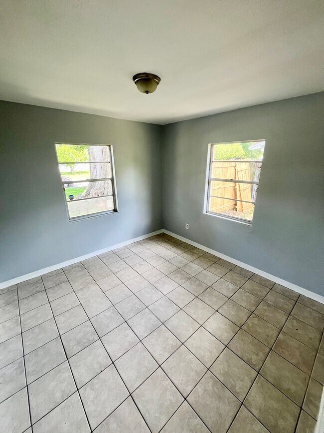 Foto del edificio - HUGE Lakeland 3BR/1BA w/Carport in Nice Re...