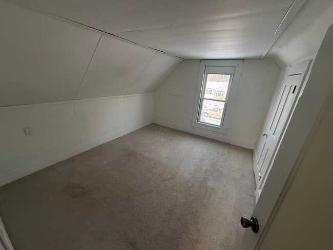 Building Photo - 1402 E Fox St