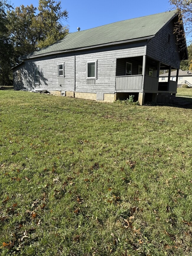 Building Photo - 836 E 10th St