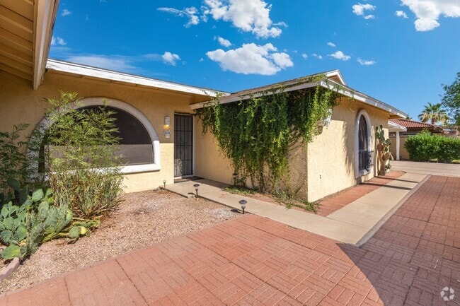 Building Photo - 533 E Deepdale Rd