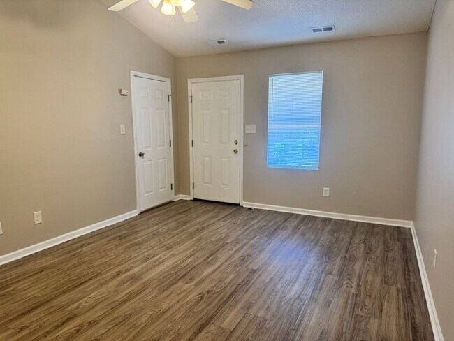 Foto del edificio - 3236 Ridgewood Pl Dr
