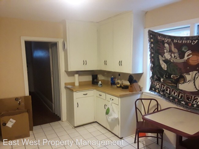 Building Photo - 731 E 7th St