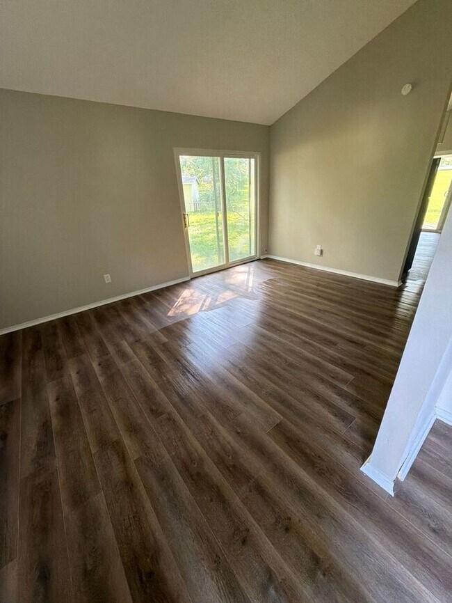Building Photo - Welcome home to this spacious 3-bedroom, 2-bathroom home in the heart of Florissant!