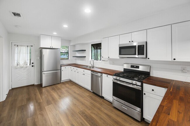 Building Photo - 3 Bedroom and 2 Bathroom located in Highla...