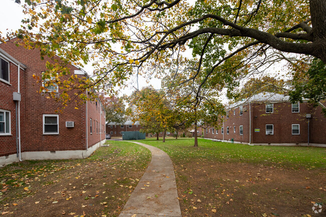 Building Photo - Glen Oaks Village II