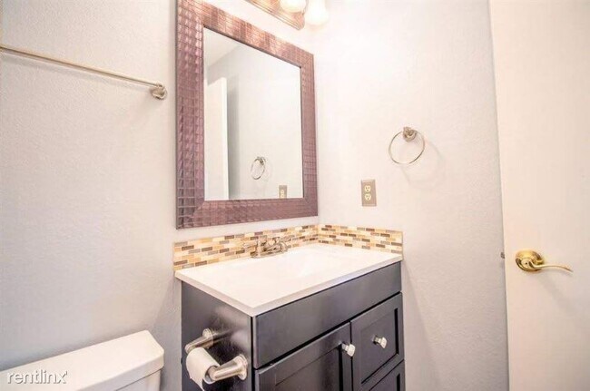 Building Photo - 4 br, 3 bath House - 3108 N Bayberry St