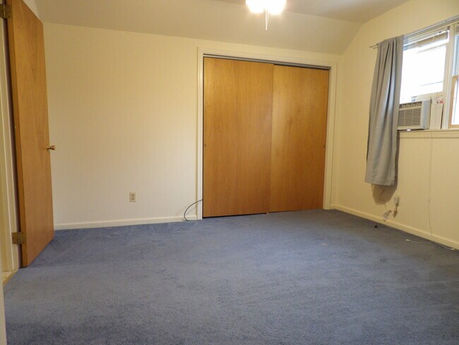 Large Bedroom - 107 Garside Ave