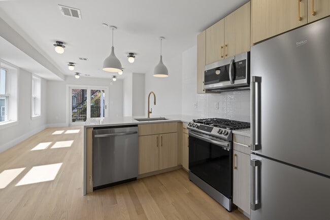 Building Photo - 22 Paris St