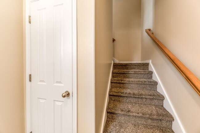 Building Photo - Beautiful Townhouse in Great Location!