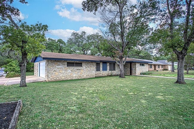 Building Photo - 2001 Oakglen Dr