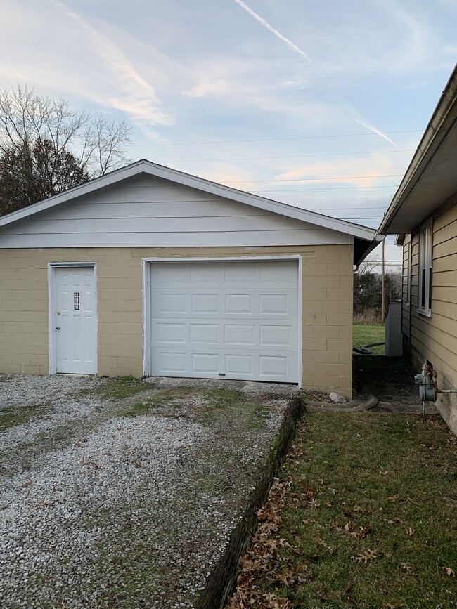 Oversized detached garage - 704 W Cherokee Dr