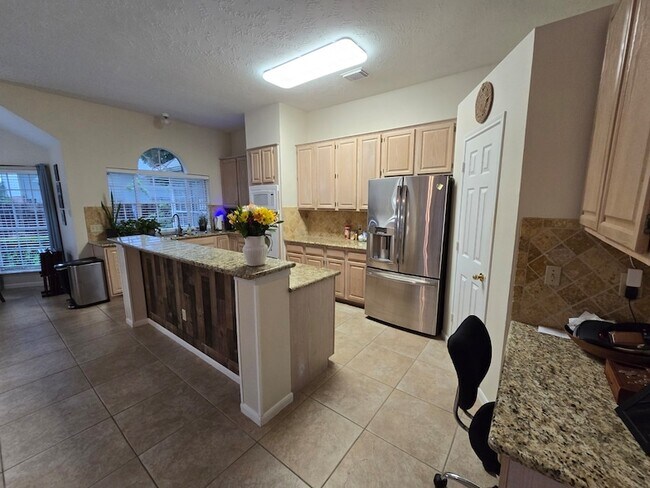 Building Photo - 6615 High Knoll Dr