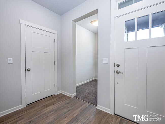 Building Photo - Gorgeous 4 Bedroom House with 3- Car Garag...