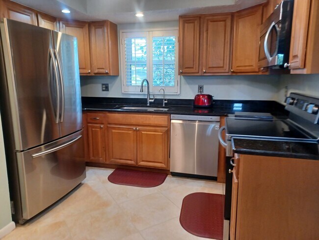 Foto del edificio - UPGRADED WATERFRONT END UNIT 3 BR / 2 BA Home With BOAT LIFT/ DOCK & OUTSTANDING VIEWS