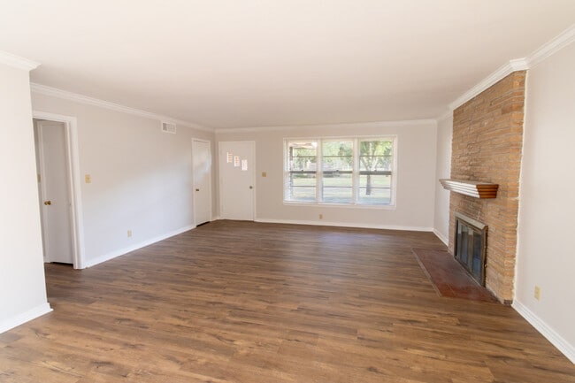Building Photo - 2400 Hampstead Ln