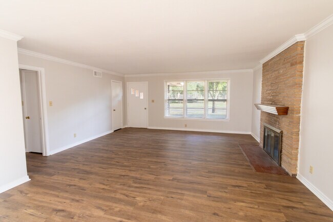 Foto del edificio - 2400 Hampstead Ln
